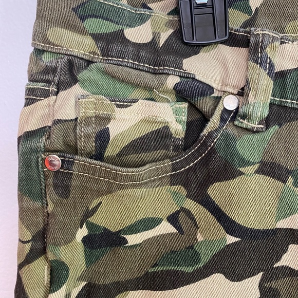 VENUS CAMO DENIM SHORTS NWOT SIZE 16 - Picture 2 of 10